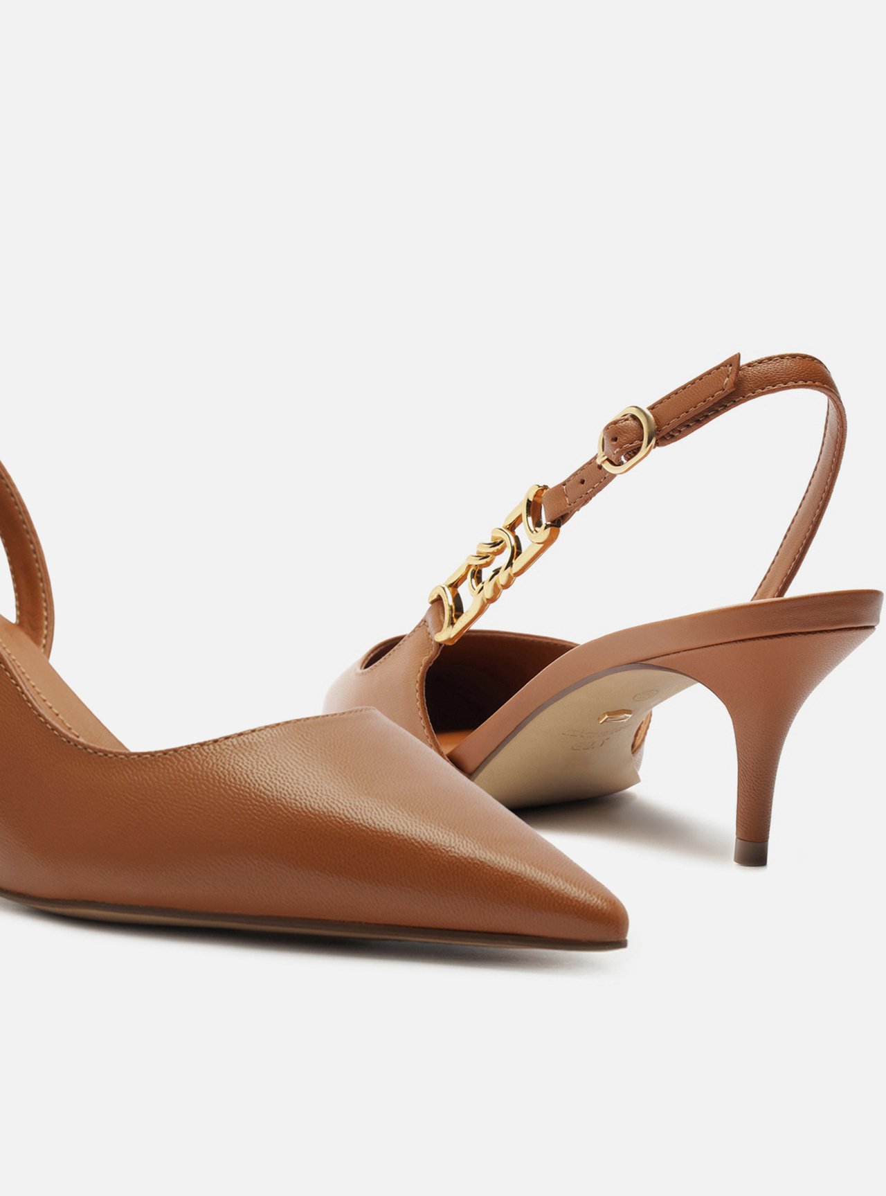 Scarpin Marrom Couro Bico Fino Detalhe Metal — foto 4