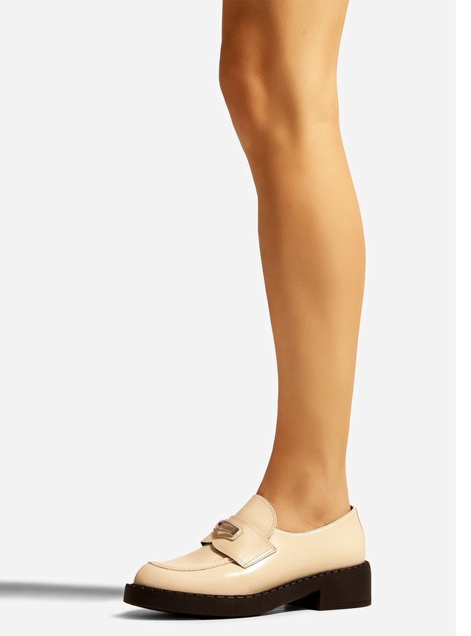 Mocassim Off-White Bico Redondo Metal