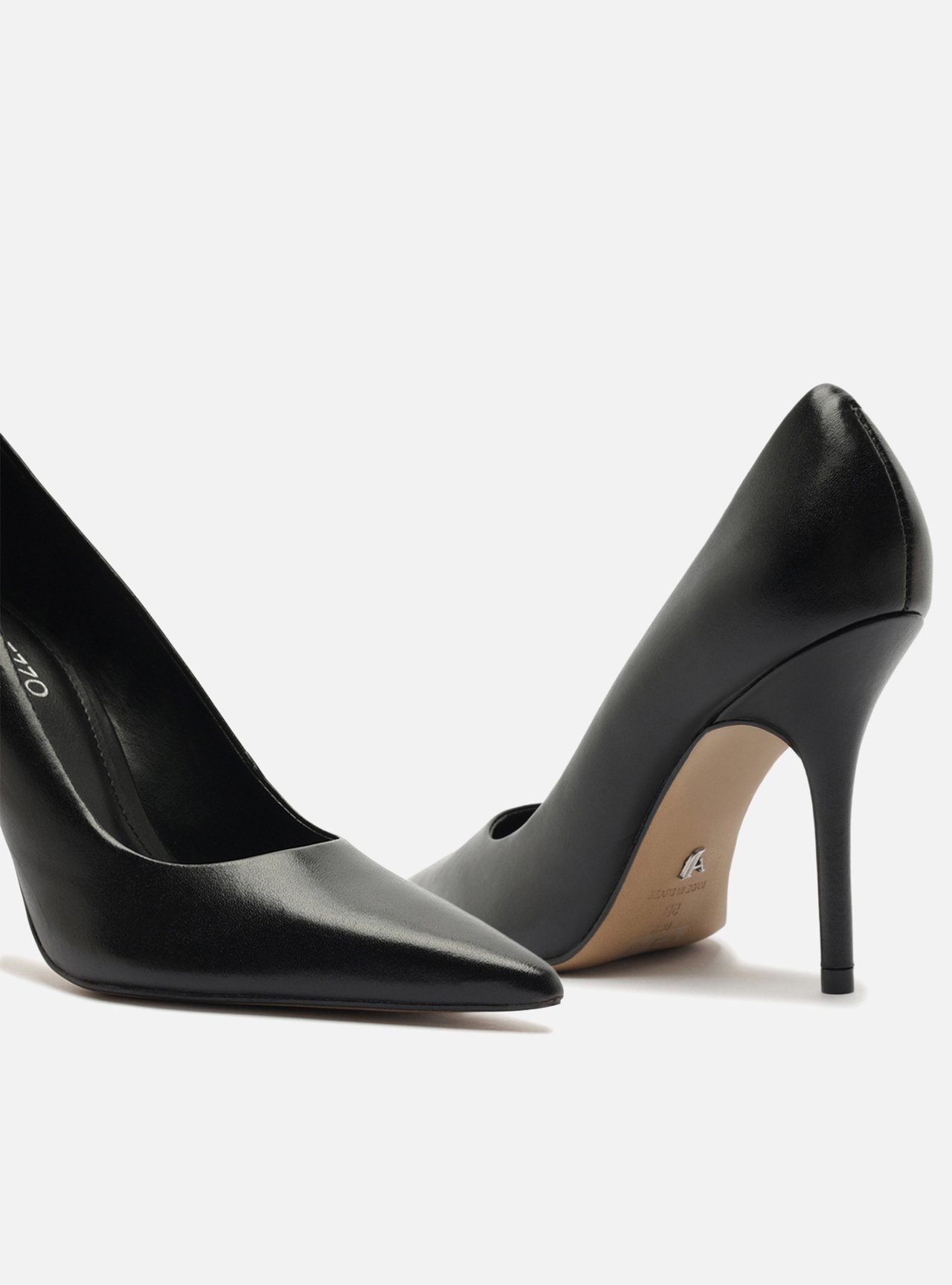 Scarpin Preto Couro Salto Alto Bico Fino Gigi — foto 4