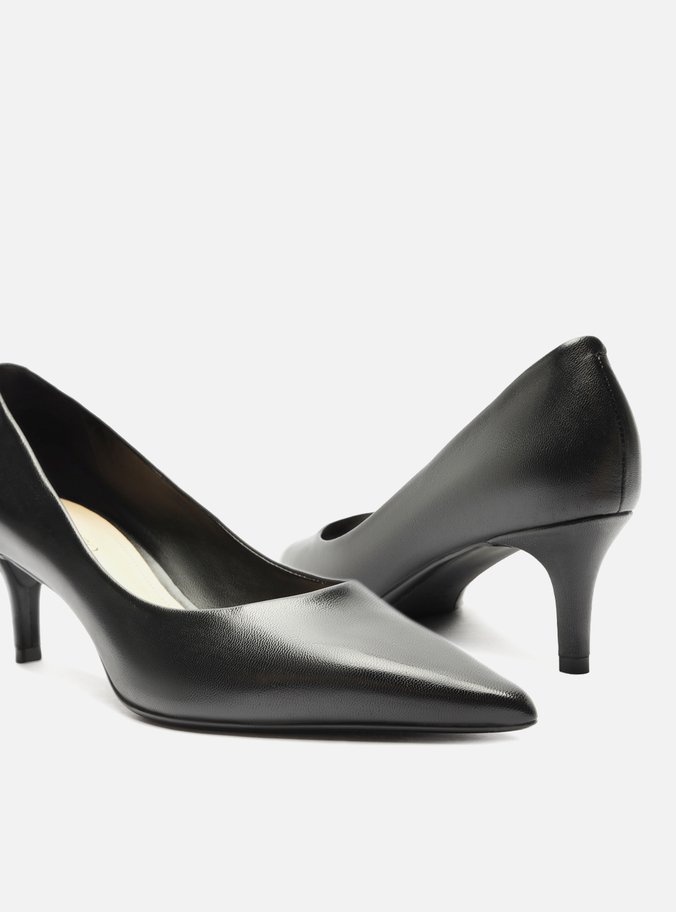 Scarpin Preto Couro Salto Baixo Fino Básico