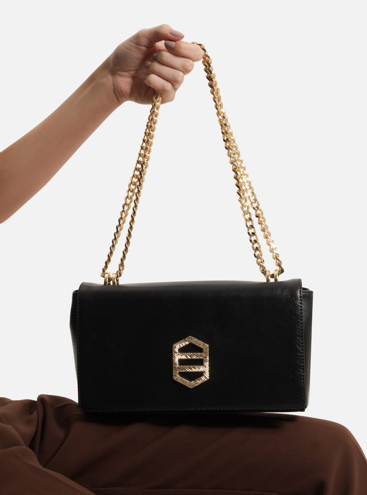 Bolsa Tiracolo Preta Couro Média Corrente Dourada — foto 8