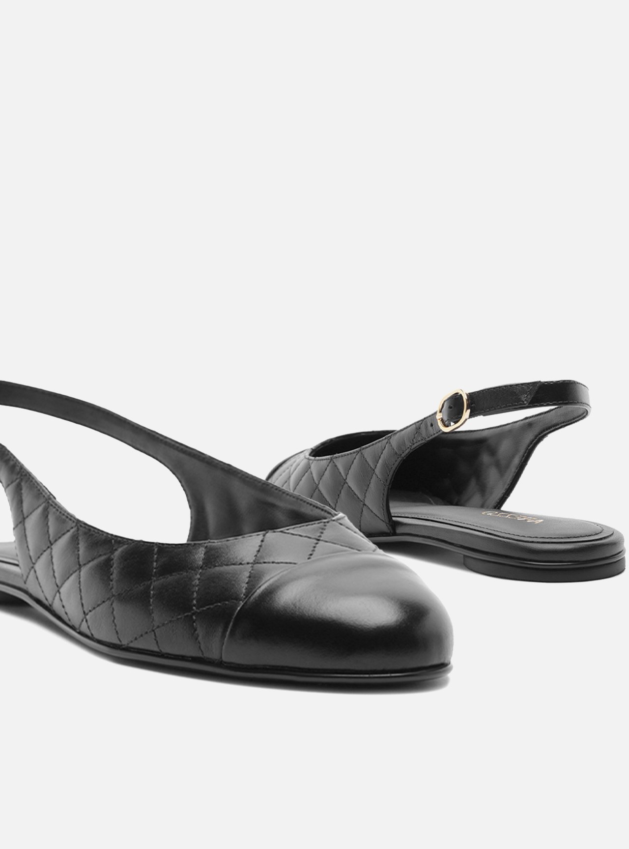 Sapatilha Preta Couro Bico Redondo Matelassê Slingback — foto 4