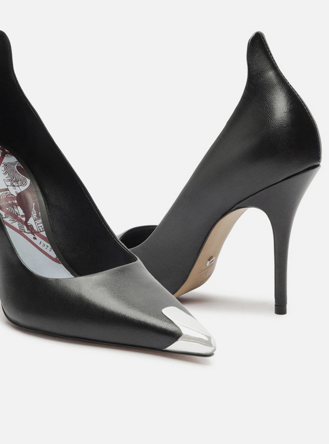 Scarpin Preto Couro Salto Fino Cap Toe Metal