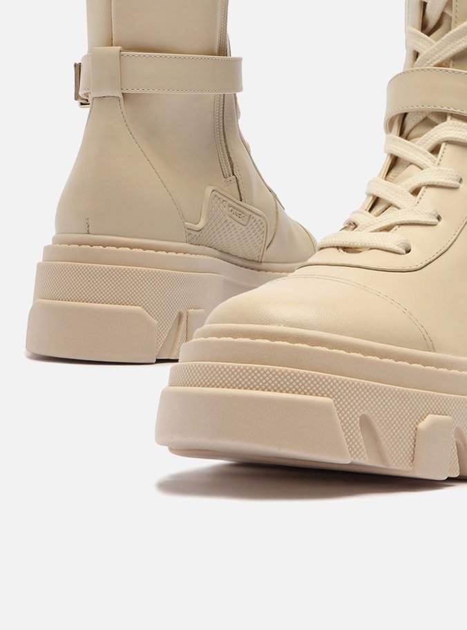 Coturno Off-White Cano Alto Tratorado