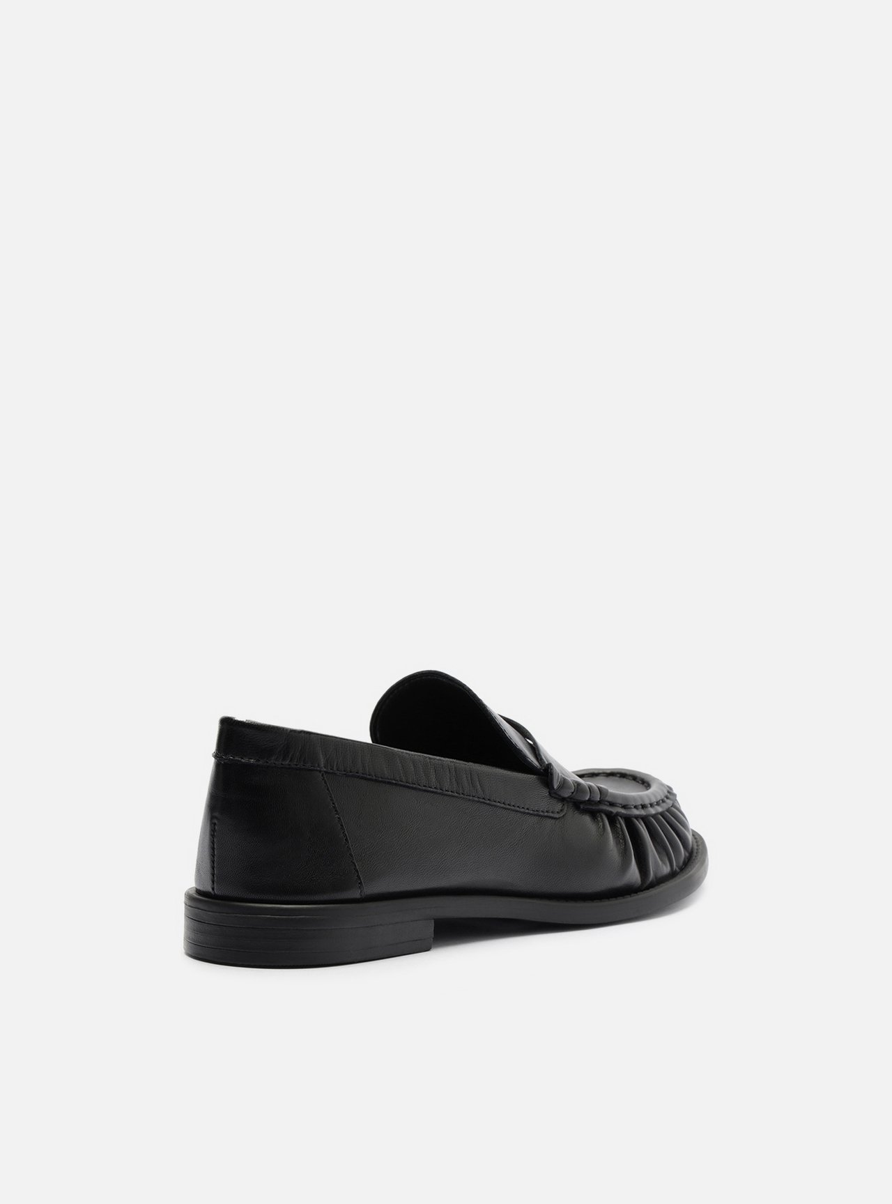 Mocassim Preto Couro Franzido Tira — foto 3