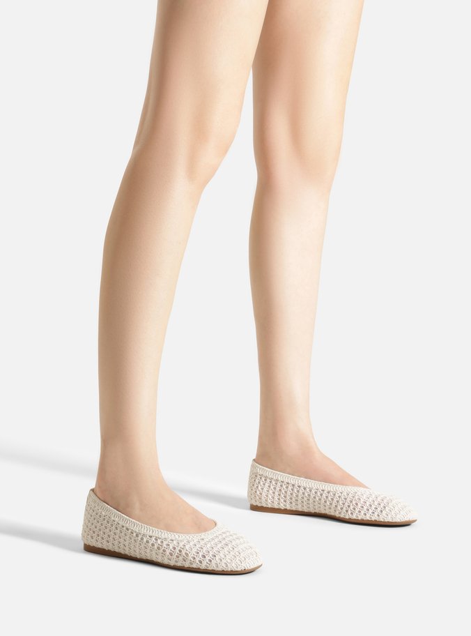 Sapatilha Off-White Bordada Bico Redondo