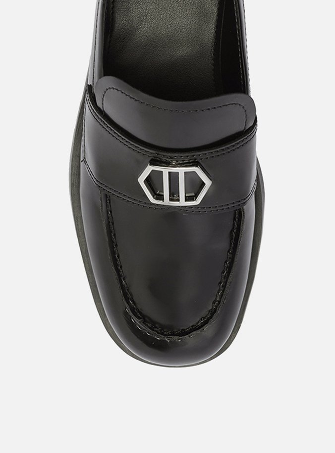 Mocassim Preto Bico Redondo Tira Metal