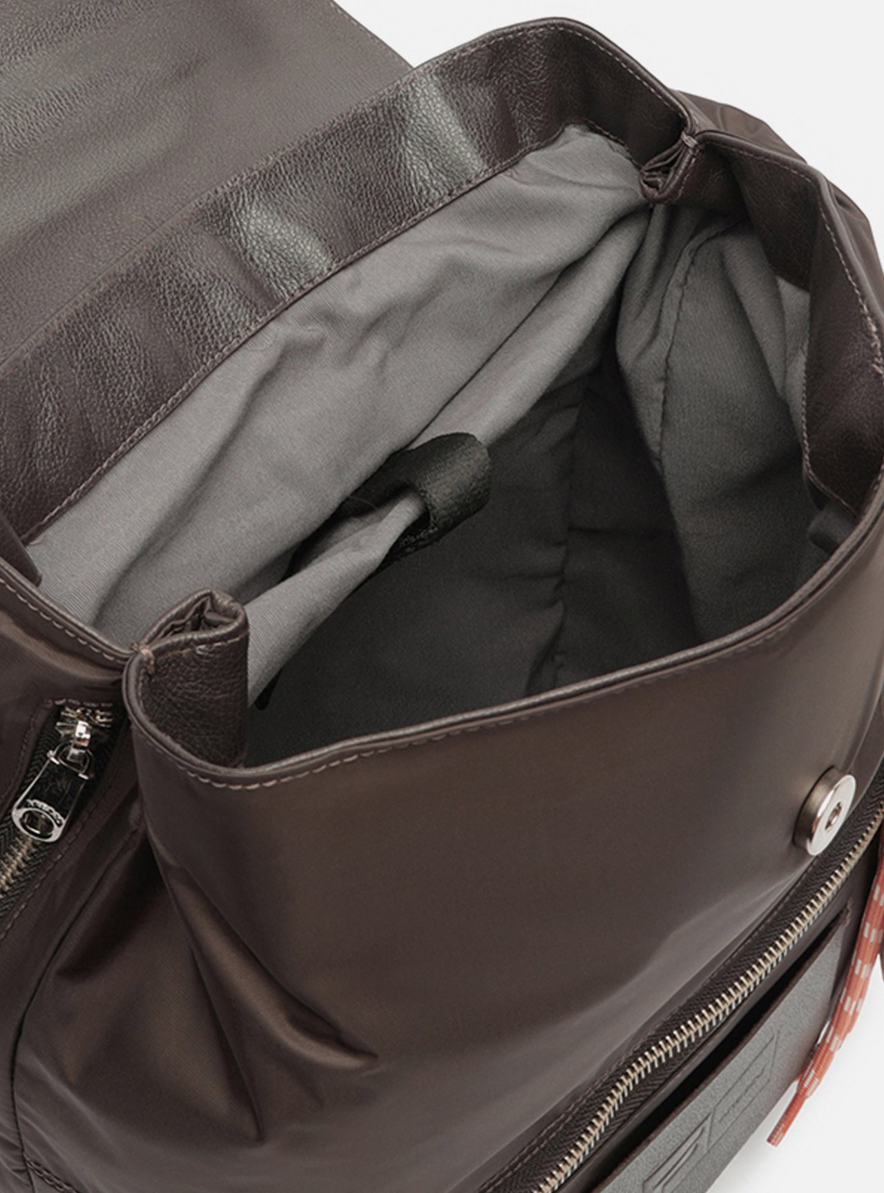 Bolsa Mochila Marrom Média Trança Metais Fila — foto 4