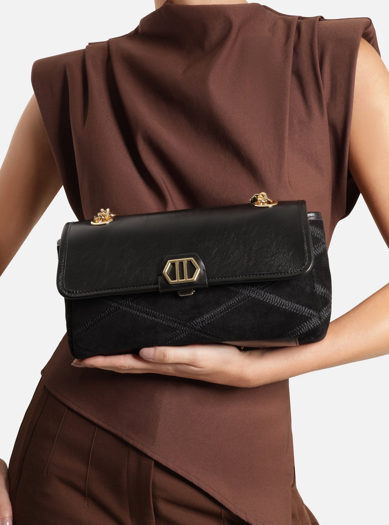 Bolsa Tiracolo Preta Couro Pequena Corrente Dourada — foto 6