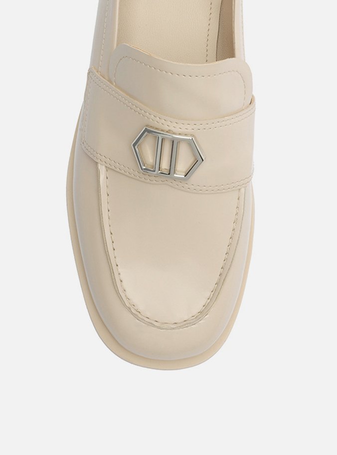 Mocassim Nude Bico Redondo Tira Metal