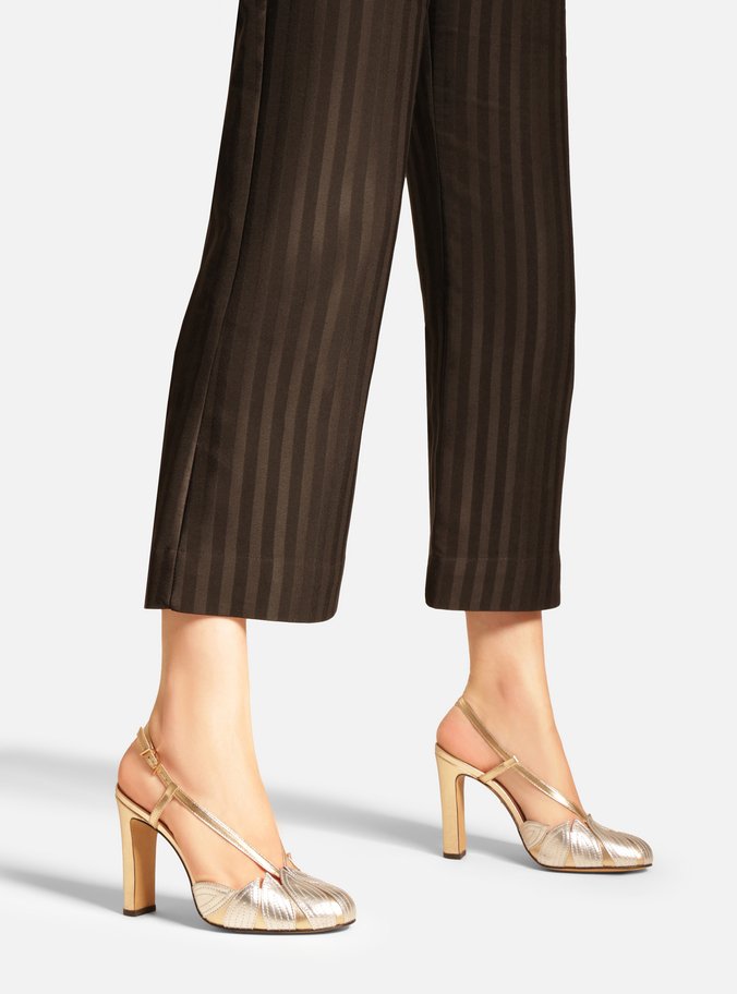 Scarpin Dourado Couro Salto Médio Folhas Prata