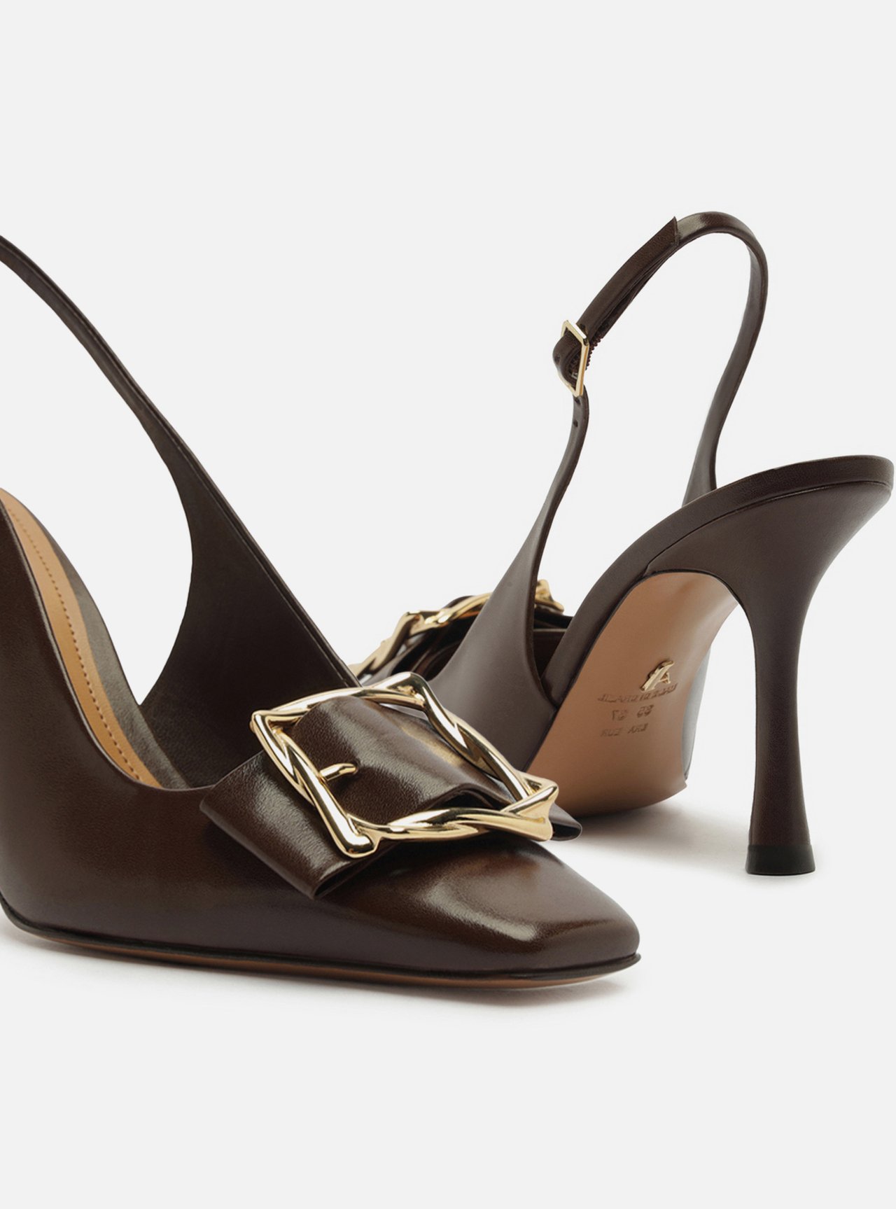Scarpin Marrom Couro Slingback Salto Alto Fivela — foto 4