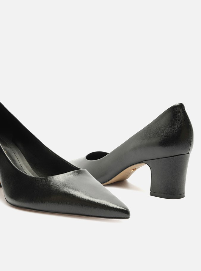 Scarpin Preto Couro Salto Médio Bico Fino