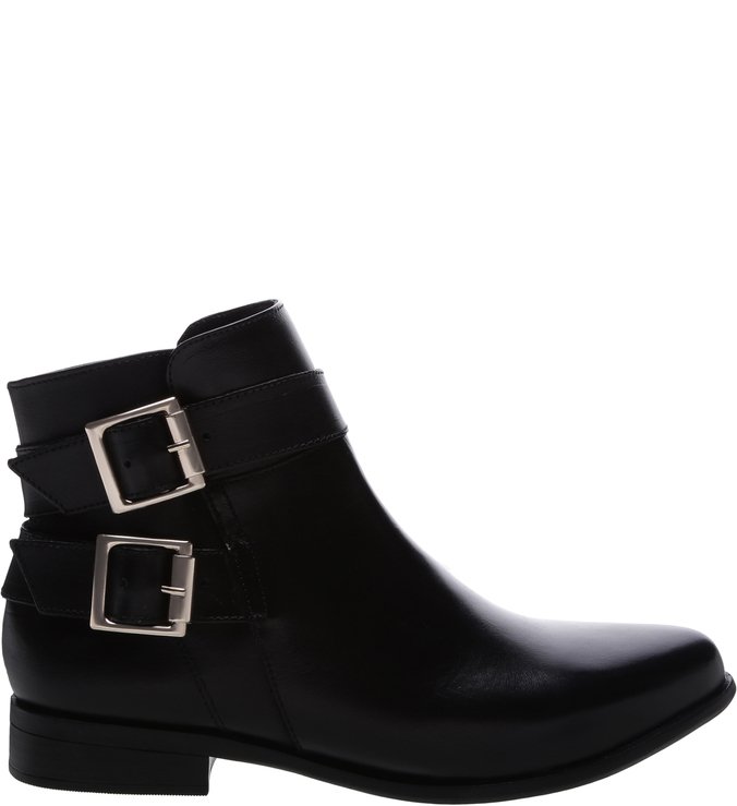 bota com fivela cano curto